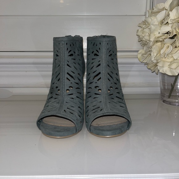 White House Black Market Winter Green Stilettos - Picture 3 of 7